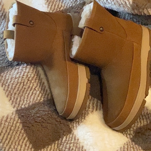 Fresh pair of Uggs!! - Picture 4 of 4